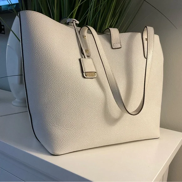 Michael Kors Elegant White Tote Bag - Picture 8 of 11